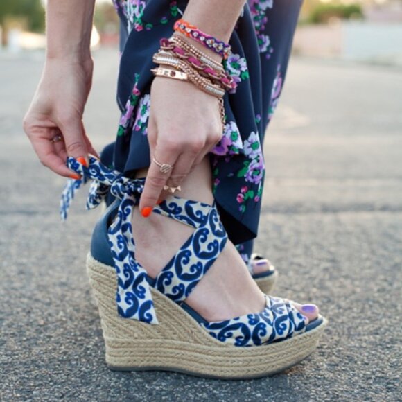 UGG Women's Lucianna Marrakech Night Silk Tie Blue/Cream Peep-Toe Wedge Size 8.5 - Picture 14 of 14